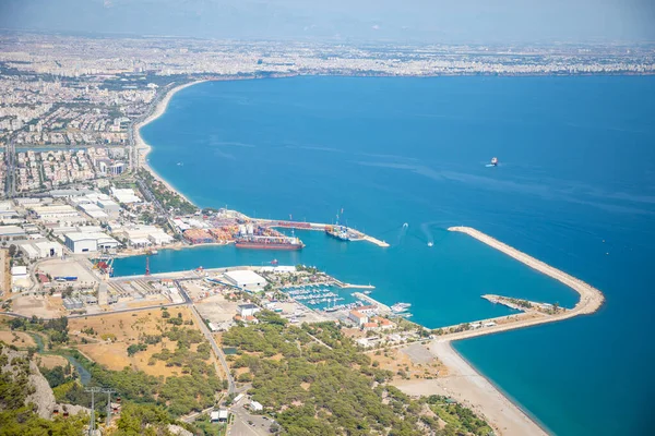 Вид с воздуха на красивый голубой залив Анталии, пляж Коньяалты и популярное побережье, Анталья, Турция — стоковое фото