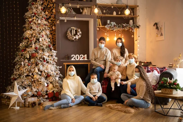 Multi Generation Familj i skyddande ansiktsmasker nära julgran i inredda hem, Gott Nytt år 2021 — Stockfoto