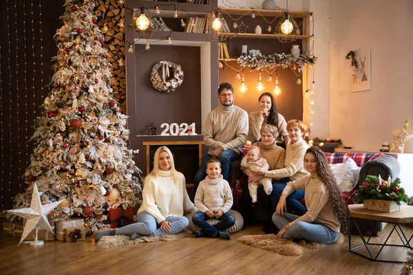 Multi Generation Familj nära julgran i inredda hem, Gott Nytt år 2021 — Stockfoto