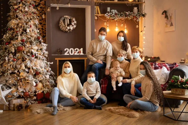 Multi Generation Familj i skyddande ansiktsmasker nära julgran i inredda hem, Gott Nytt år 2021 — Stockfoto