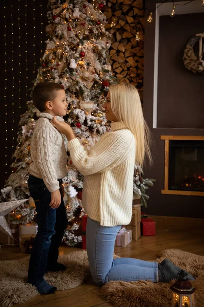 Mor och son njuter nära julgran i inredda hem, Gott Nytt år — Stockfoto