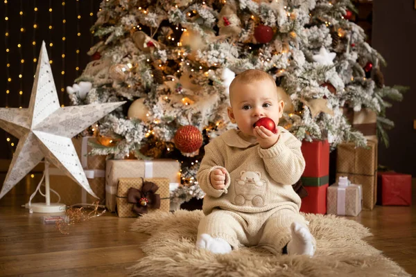 かわいい赤ちゃんの女の子座ってクリスマスツリーの近くのクリスマスボール, Happy New Year — ストック写真