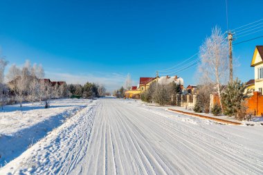 Bir evin arka planında güzel karla kaplı bir ağaç, Rusya 'nın Kemerovo yakınlarındaki kışın modern köy manzarası