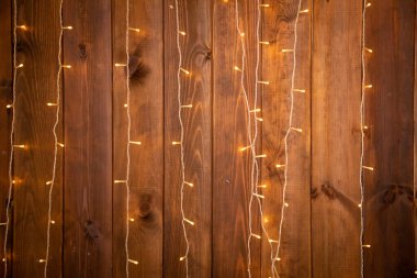 Noel ışıkları eski ahşap bir arka planda çelenk