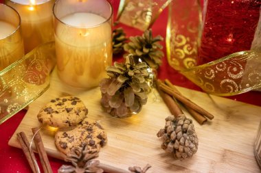 Noel kurabiyeleri ve şenlikli süslemeler