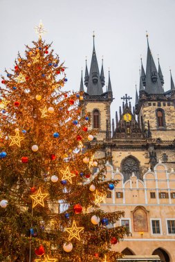 Noel zamanı eski şehir meydanı, Prag, Çek Cumhuriyeti. Mutlu yıllar 2021