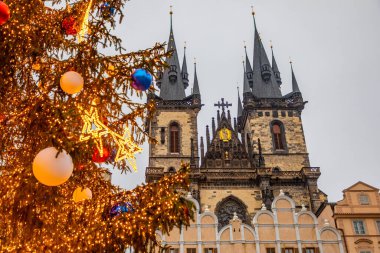 Noel zamanı eski şehir meydanı, Prag, Çek Cumhuriyeti. Mutlu yıllar 2021