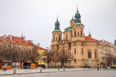 Prag, Çek Cumhuriyeti - 17.12.2020: Eski Şehir Meydanı, Prag, Çek Cumhuriyeti. Mutlu yıllar 2021