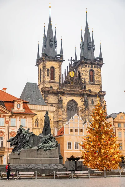 Praga, República Checa - 17.12.2020: Praça da Cidade Velha na época do Natal, Praga, República Checa. Feliz Ano Novo 2021 — Fotografia de Stock