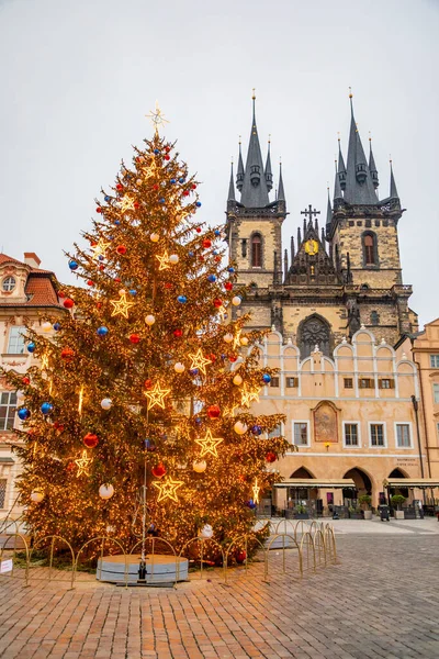 Prag, Çek Cumhuriyeti - 17.12.2020: Eski Şehir Meydanı, Prag, Çek Cumhuriyeti. Mutlu yıllar 2021 — Stok fotoğraf