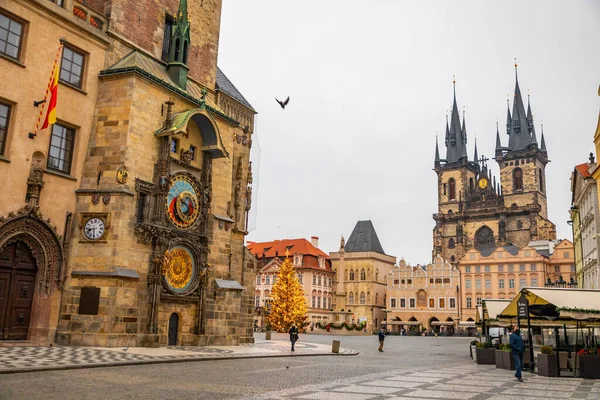 Prag, Tschechien - 17.12.2020: Altstädter Ring zur Weihnachtszeit, Prag, Tschechien. Frohes neues Jahr 2021 — Stockfoto