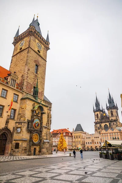 Praga, República Checa - 17.12.2020: Praça da Cidade Velha na época do Natal, Praga, República Checa. Feliz Ano Novo 2021 — Fotografia de Stock