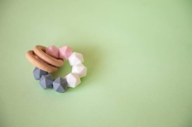 Yeşil arka plandaki çocuklar için güzel, ahşap bir oyuncak. Ekolojik kavram