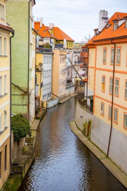 Çek Cumhuriyeti, Prag 'daki eski kasaba bölgesinden akan küçük bir nehir. Prag Venedik