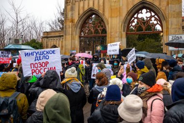 Prag, Çek Cumhuriyeti - 23.01.2021: Almanya 'dan Rusya' ya döndükten sonra Novalny 'yi destekleyen gösteri mitingleri. Prag 'da Alexey Navalny' yi desteklemek için sloganlarla bir araya geldik