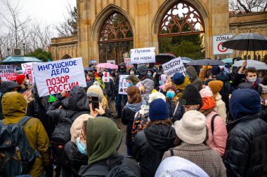 Prag, Çek Cumhuriyeti - 23.01.2021: Almanya 'dan Rusya' ya döndükten sonra Novalny 'yi destekleyen gösteri mitingleri. Alexey Navalny 'yi desteklemek için sloganlarla toplantı