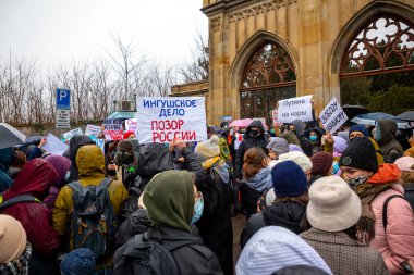Prag, Çek Cumhuriyeti - 23.01.2021: Almanya 'dan Rusya' ya döndükten sonra Novalny 'yi destekleyen gösteri mitingleri. Alexey Navalny 'yi desteklemek için sloganlarla toplantı