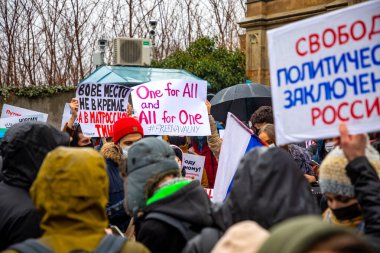 Prag, Çek Cumhuriyeti - 23.01.2021: Almanya 'dan Rusya' ya döndükten sonra Novalny 'yi destekleyen gösteri mitingleri. Alexey Navalny 'yi desteklemek için sloganlarla toplantı