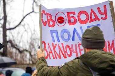 Prag, Çek Cumhuriyeti - 23.01.2021: Almanya 'dan Rusya' ya döndükten sonra Novalny 'yi destekleyen gösteri mitingleri. Prag 'da Alexey Navalny' yi desteklemek için sloganlarla bir araya geldik