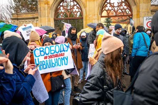 Prag, Tjeckien - 23.01.2021: Demonstrationsmöte till stöd för Novalny efter gripandet efter att han återvänt från Tyskland till Ryssland. Möte med paroller till stöd för Alexey Navalny i Prag — Stockfoto