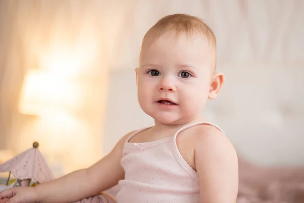 Lindo feliz niña de 1 año de edad jugando con juguetes de madera en casa. Interior de vivero moderno, concepto de aprendizaje temprano — Foto de Stock