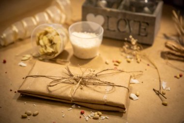 El yapımı çikolata. Taze ve kurutulmuş meyveler. Hafif kağıda sarılmış.