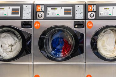 Prag, Çek Cumhuriyeti - 16.12.2020: Speed Queen 'in ön yıkama ve kurutma makineleri, Prag, Çek Cumhuriyeti