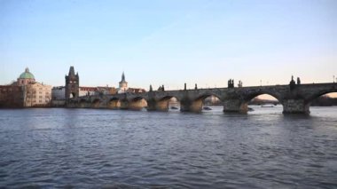 Charles Köprüsü Vltava Nehri üzerinde kış günbatımında, yayalar sadece köprü, Prag, Çek Cumhuriyeti