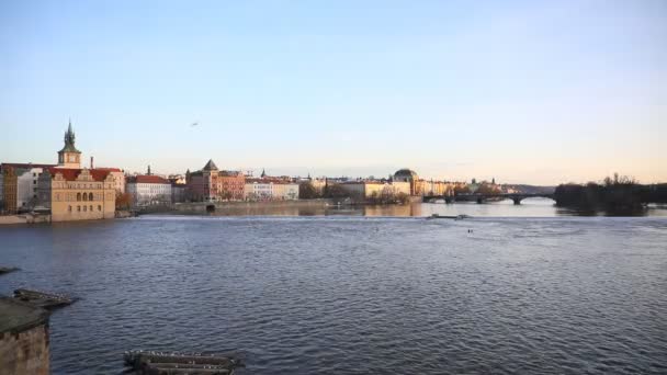Pemandangan tanggul Smetanovo Nabrezi di Praha Kota Tua dari sungai Vltava, Praha, Republik Ceko — Stok Video