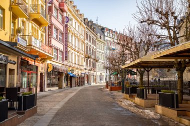 Karlovy Vary, Çek Cumhuriyeti - 23.02.2021: Carlsbad 'da maden kaplıcalı mimari ve nehir, Çek Cumhuriyeti' nde salgın zamanında turistler olmadan Karlovy Vary