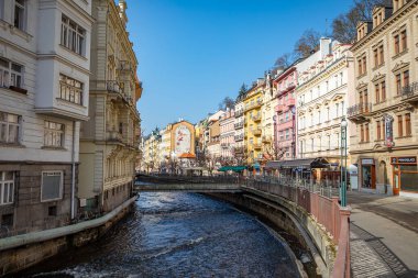 Karlovy Vary, Çek Cumhuriyeti - 23.02.2021: Carlsbad 'da maden kaplıcalı mimari ve nehir, Çek Cumhuriyeti' nde salgın zamanında turistler olmadan Karlovy Vary