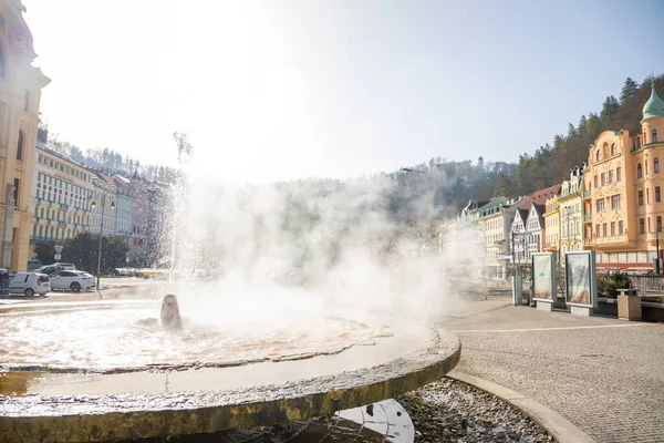 Karlovy Vary, Republica Cehă - 23.02.2021: Arhitectură și gheizer în Carlsbad, Karlovy Vary fără turiști în timp de pandemie, Republica Cehă — Fotografie, imagine de stoc