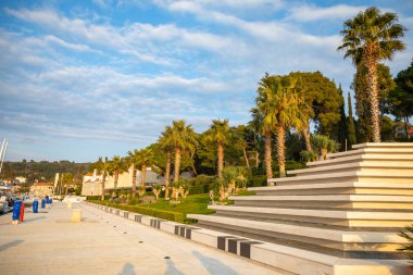 Solta, Hırvatistan - 5 Temmuz 2016: Hırvatistan 'ın Solta Adası' ndaki küçük Maslinica kasabasındaki marinada yelkenliler