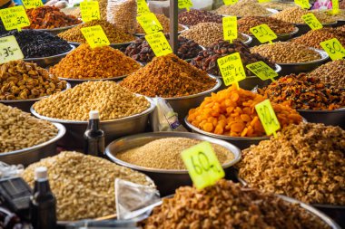 Türkiye 'nin Antalya kentindeki Türk pazarında çeşitli fındık ve kurutulmuş meyveler