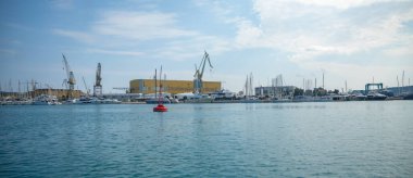 Trogir, Hırvatistan - 27.03.2021: Hırvatistan 'ın Trogir kentindeki liman ve marina suyundan görüntü