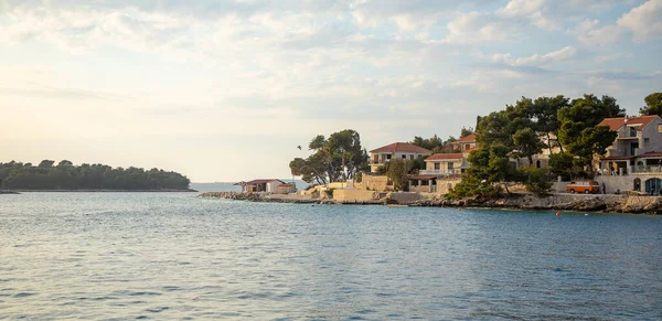 クロアチア、ソルタ島の小さな村Maslinicaのビーチバープンタの眺め — ストック写真