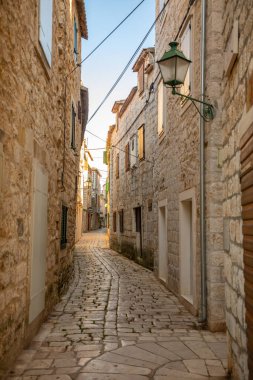 Stari Grad, Hırvatistan - 28.03.2021: Hırvatistan 'ın Stari Grad kentinde turist bulunmayan eski cadde