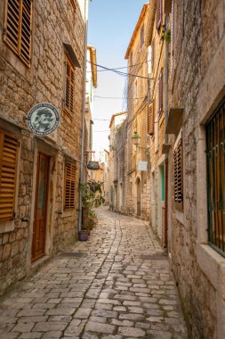 Stari Grad, Hırvatistan - 28.03.2021: Hırvatistan 'ın Stari Grad kentinde turist bulunmayan eski cadde