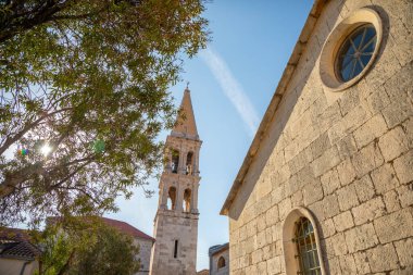 Hırvatistan 'ın Stari Grad kentinde Saint Stephan Kilisesi ile kent merkezinde mermer taş mimarisi