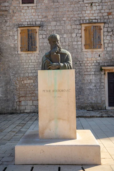 Stari Grad, Croacia - 28.03.2021: Estatua de Petar Hektorovic en Hvar, Croacia — Foto de Stock