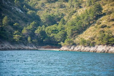 Hırvatistan 'ın kayalık kıyılarından manzara