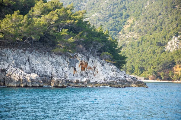 Vista dall'acqua della costa rocciosa dell'isola in Croazia — Foto Stock