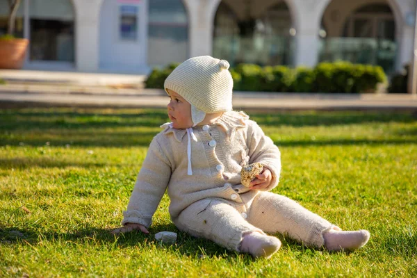 Roztomilé dítě dívka venku na jaře čas na trávě — Stock fotografie