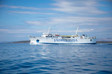 Vela Luka, Hırvatistan - 29,03.2021: Jadrolinijas Feribot Bartol Kasiç, Silba adasından Olib, Hırvatistan 'a düzenli rotasında ilerliyor