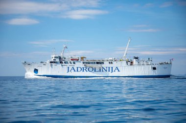 Vela Luka, Hırvatistan - 29,03.2021: Jadrolinijas Feribot Bartol Kasiç, Silba adasından Olib, Hırvatistan 'a düzenli rotasında ilerliyor