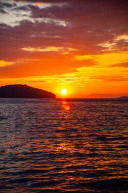 Hırvatistan 'da deniz aşırı güzel turuncu gün batımı