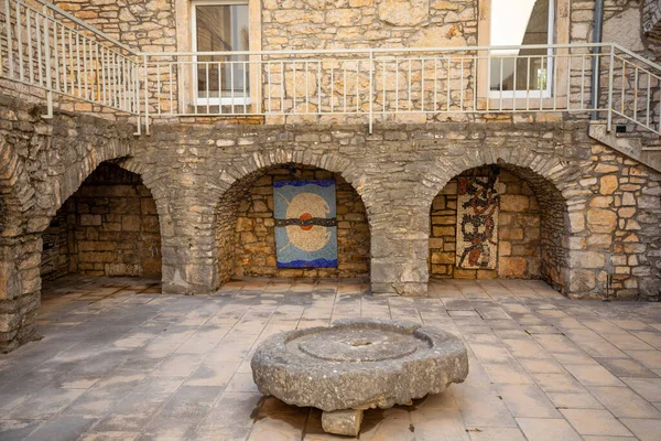 クロアチアのコルクラ島ヴェラ・ルカの旧市街の中世の中庭 — ストック写真