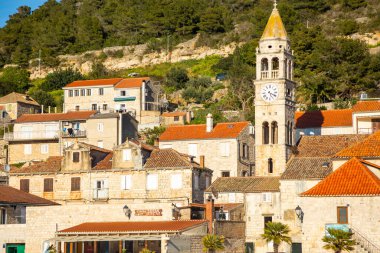 Vis, Hırvatistan - 31,03.2021: Turist olmayan Akdeniz kenti Vis. Yachtind istikameti, Vis Adası, Hırvatistan