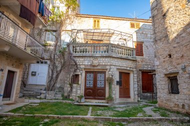 Vis, Hırvatistan - 31,03.2021: Vis kasabasının Akdeniz caddesinde turistler yok. Yachtind istikameti, Vis Adası, Hırvatistan