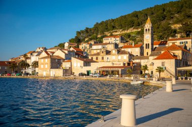 Vis, Hırvatistan - 31,03,2021: Turist bulunmayan Akdeniz kenti Vis 'in sularından manzara. Yachtind istikameti, Vis Adası, Hırvatistan